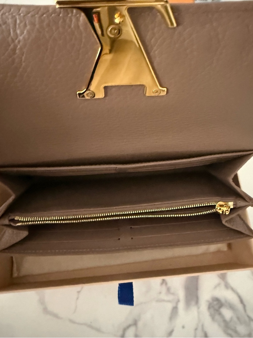 Louis Vuitton Portefeuille Capucines Long Wallet with Gold LV Emblem - Picture 7 of 14